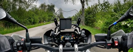 Le moto moderne come la BMW R1250GS si collegano al tuo telefono. Le vecchie Harley no.