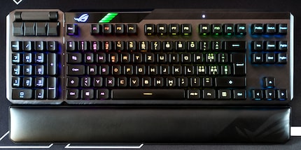 Attaccato a sinistra, ci sono più pulsanti e la distanza da WASD al mouse è più corta.
