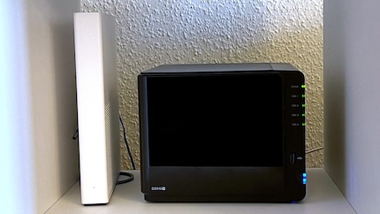 Al centro: la mia Synology DS916+ è in salotto.