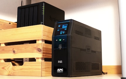 Oltre al display, sulla parte anteriore trovi tre pulsanti e due porte USB.