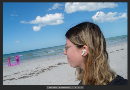 Sullo sfondo ci sono due persone che contrassegno approssimativamente...