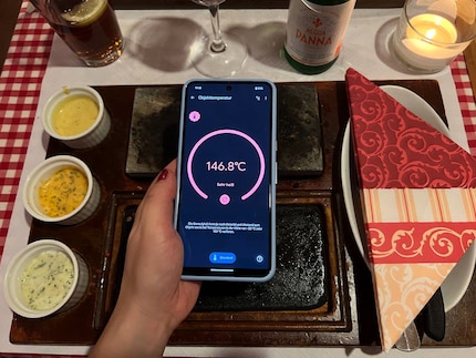 A quick measurement before eating. The thermometer tells me clearly: « Careful, it's hot!»