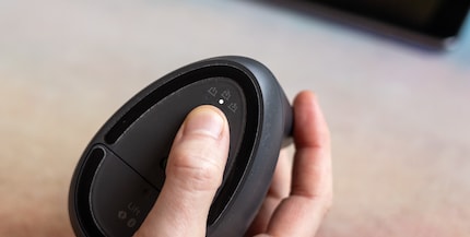 Con il pulsante Bluetooth sul fondo del Logitech Lift, puoi passare da un dispositivo all'altro.