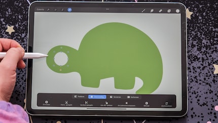 Utilizzando il gesto del tocco, puoi facilmente rendere rotondo un cerchio in Procreate. Puoi anche creare quadrati e triangoli con un solo tocco.