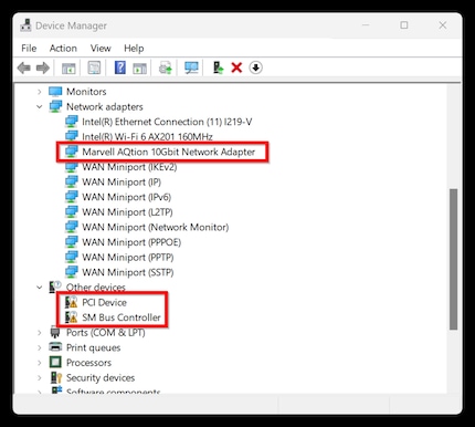 In «Gestione dispositivi», i dispositivi non riconosciuti sono contrassegnati da un punto esclamativo. In alto puoi vedere la scheda di rete che è stata appena installata con successo da Windows Update, evidenziata in rosso.