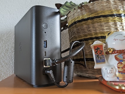 Pulsante di accensione, pulsante RESET, USB-A, USB-C, RJ45 e porta di alimentazione.