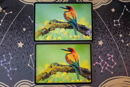 When turned on, the MatePad 11.5 S (top) delivers a clearer picture since there’s no added foil on it.