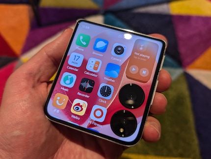 All apps can be accessed via the external display - here you can see the Chinese version of the Mix Flip.