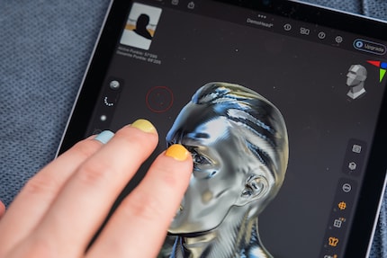 ZBrush su iPad può essere utilizzato senza tastiera, ma con le dita e la penna.